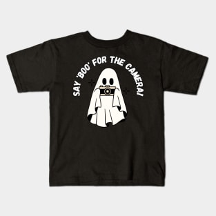 Say 'boo' for the camera! Cute halloween photographer ghost Kids T-Shirt